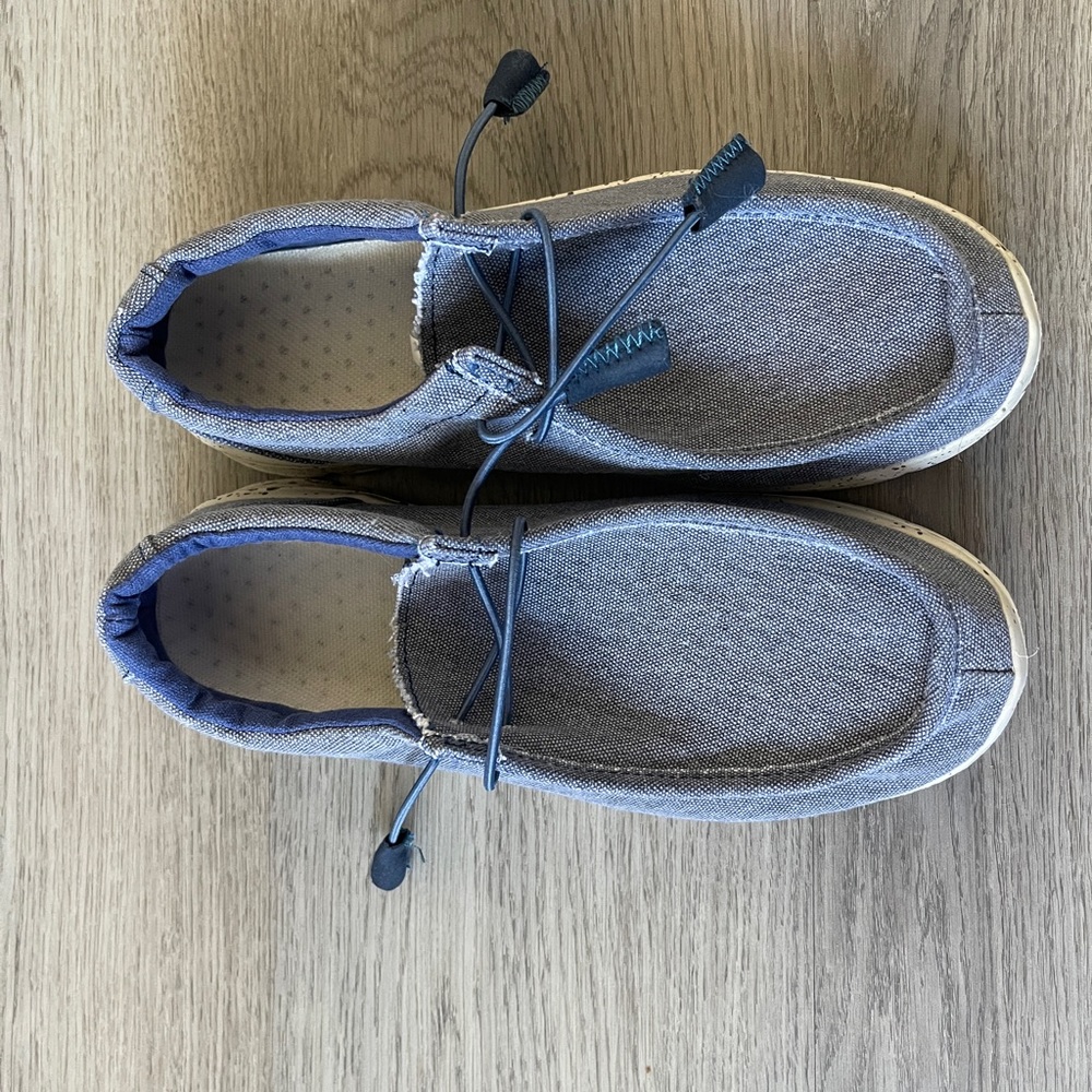 Like new! Hey dudes. Blue. Size 8 or 39. Soft and comfortable material.